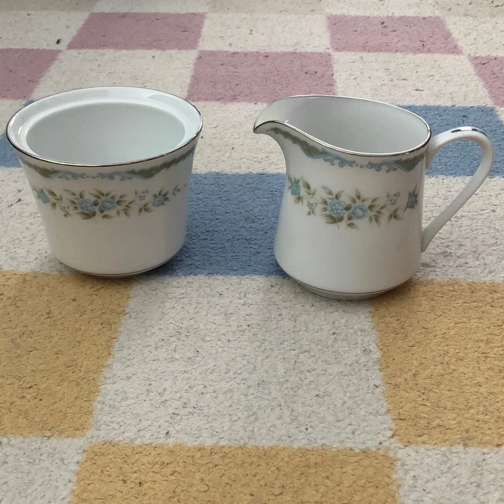 🎁 Four Crown Floral Creamer and Sugar Bowl Set